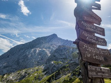 Garmisch Partenkirchen yakınlarındaki Wetterstein Dağları 'ndaki Ferrata üzerinden Alpspitze' ye tırmanmak