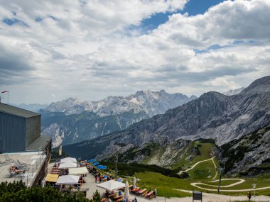 Garmisch Partenkirchen yakınlarındaki Wetterstein Dağları 'ndaki Ferrata üzerinden Alpspitze' ye tırmanmak