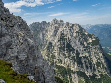 Garmisch Partenkirchen yakınlarındaki Wetterstein Dağları 'ndaki Ferrata üzerinden Alpspitze' ye tırmanmak