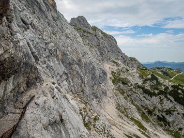 Garmisch Partenkirchen yakınlarındaki Wetterstein Dağları 'ndaki Ferrata üzerinden Alpspitze' ye tırmanmak