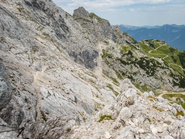 Garmisch Partenkirchen yakınlarındaki Wetterstein Dağları 'ndaki Ferrata üzerinden Alpspitze' ye tırmanmak