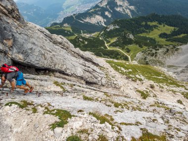 Garmisch Partenkirchen yakınlarındaki Wetterstein Dağları 'ndaki Ferrata üzerinden Alpspitze' ye tırmanmak