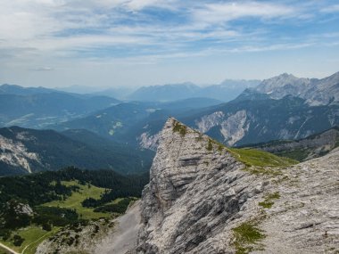 Garmisch Partenkirchen yakınlarındaki Wetterstein Dağları 'ndaki Ferrata üzerinden Alpspitze' ye tırmanmak