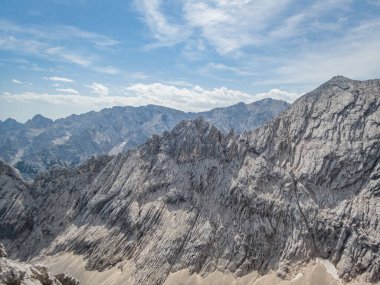 Garmisch Partenkirchen yakınlarındaki Wetterstein Dağları 'ndaki Ferrata üzerinden Alpspitze' ye tırmanmak