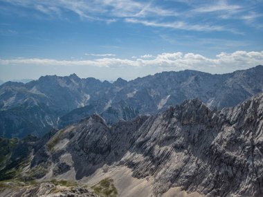 Garmisch Partenkirchen yakınlarındaki Wetterstein Dağları 'ndaki Ferrata üzerinden Alpspitze' ye tırmanmak