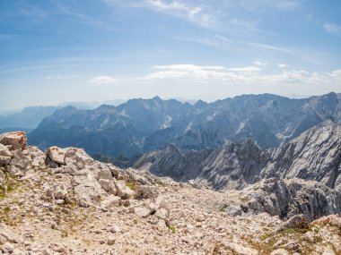 Garmisch Partenkirchen yakınlarındaki Wetterstein Dağları 'ndaki Ferrata üzerinden Alpspitze' ye tırmanmak