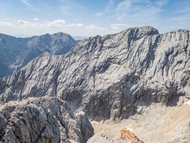 Garmisch Partenkirchen yakınlarındaki Wetterstein Dağları 'ndaki Ferrata üzerinden Alpspitze' ye tırmanmak