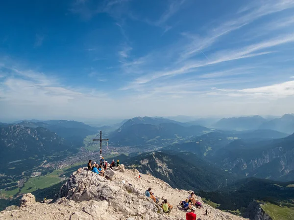 Garmisch Partenkirchen Yakınlarındaki Wetterstein Dağları Ndaki Ferrata Üzerinden Alpspitze Tırmanmak — Stok fotoğraf