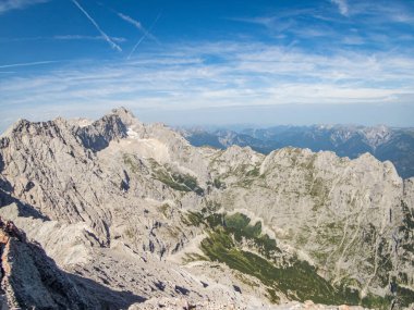 Garmisch Partenkirchen yakınlarındaki Wetterstein Dağları 'ndaki Ferrata üzerinden Alpspitze' ye tırmanmak