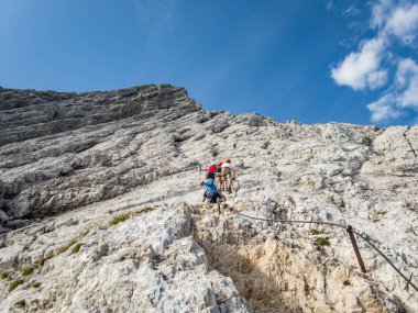 Garmisch Partenkirchen yakınlarındaki Wetterstein Dağları 'ndaki Ferrata üzerinden Alpspitze' ye tırmanmak