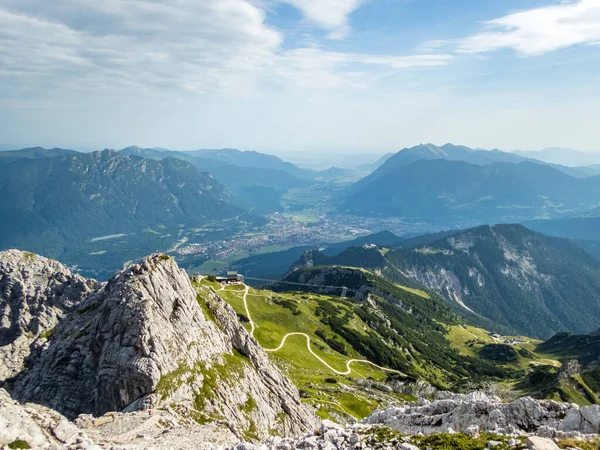 Garmisch Partenkirchen 근처에 슈타인 산맥의 페라타를 Alpspitze 오르는 — 스톡 사진