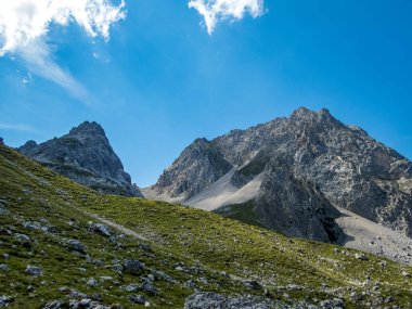 Ehrwald yakınlarındaki Mieminger Dağları 'ndaki Seebensee ve Drachensee' ye harika bir yürüyüş.