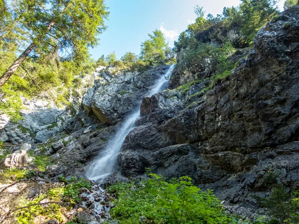 Ehrwald yakınlarındaki Mieminger Dağları 'ndaki Seebensee ve Drachensee' ye harika bir yürüyüş.
