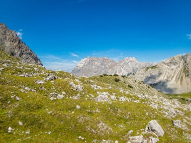 Ehrwald yakınlarındaki Mieminger Dağları 'ndaki Seebensee ve Drachensee' ye harika bir yürüyüş.