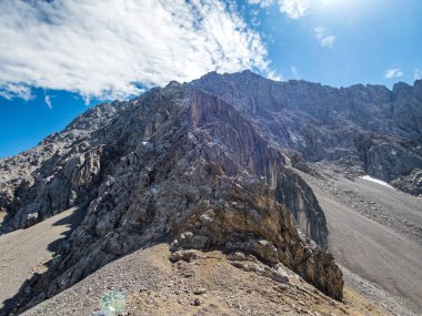 Ehrwald yakınlarındaki Mieminger Dağları 'ndaki Seebensee ve Drachensee' ye harika bir yürüyüş.