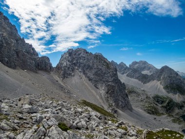 Ehrwald yakınlarındaki Mieminger Dağları 'ndaki Seebensee ve Drachensee' ye harika bir yürüyüş.