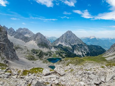 Ehrwald yakınlarındaki Mieminger Dağları 'ndaki Seebensee ve Drachensee' ye harika bir yürüyüş.