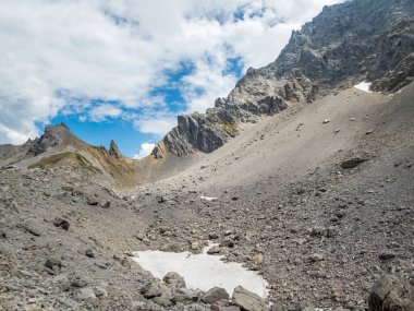 Ehrwald yakınlarındaki Mieminger Dağları 'ndaki Seebensee ve Drachensee' ye harika bir yürüyüş.