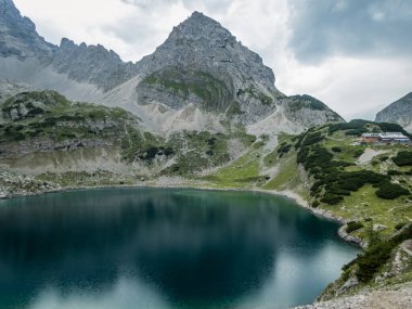 Ehrwald yakınlarındaki Mieminger Dağları 'ndaki Seebensee ve Drachensee' ye harika bir yürüyüş.