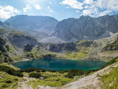 Ehrwald yakınlarındaki Mieminger Dağları 'ndaki Seebensee ve Drachensee' ye harika bir yürüyüş.