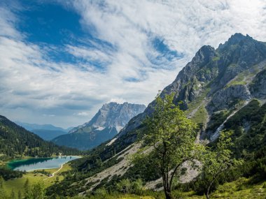 Ehrwald yakınlarındaki Mieminger Dağları 'ndaki Seebensee ve Drachensee' ye harika bir yürüyüş.