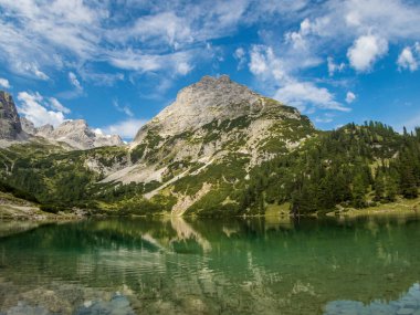 Ehrwald yakınlarındaki Mieminger Dağları 'ndaki Seebensee ve Drachensee' ye harika bir yürüyüş.