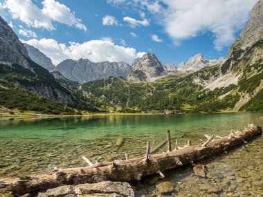 Ehrwald yakınlarındaki Mieminger Dağları 'ndaki Seebensee ve Drachensee' ye harika bir yürüyüş.