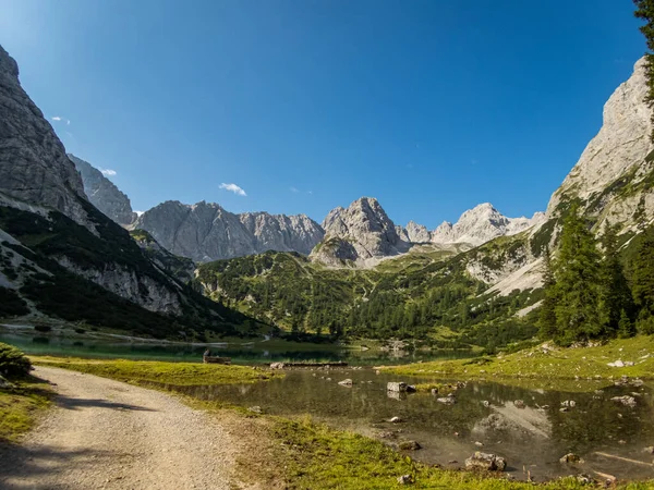 Caminhada Fantástica Para Seebensee Drachensee Nas Montanhas Mieminger Perto Ehrwald — Fotografia de Stock