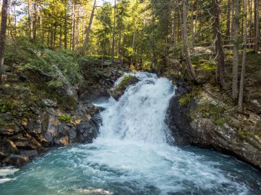 Otztal, Tyrol, Avusturya 'da Umhausen yakınlarındaki Ferrata üzerinden Stuibenfall' a tırmanmak