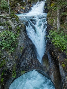Otztal, Tyrol, Avusturya 'da Umhausen yakınlarındaki Ferrata üzerinden Stuibenfall' a tırmanmak