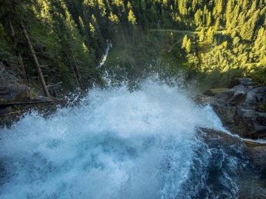 Otztal, Tyrol, Avusturya 'da Umhausen yakınlarındaki Ferrata üzerinden Stuibenfall' a tırmanmak