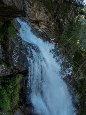 Otztal, Tyrol, Avusturya 'da Umhausen yakınlarındaki Ferrata üzerinden Stuibenfall' a tırmanmak