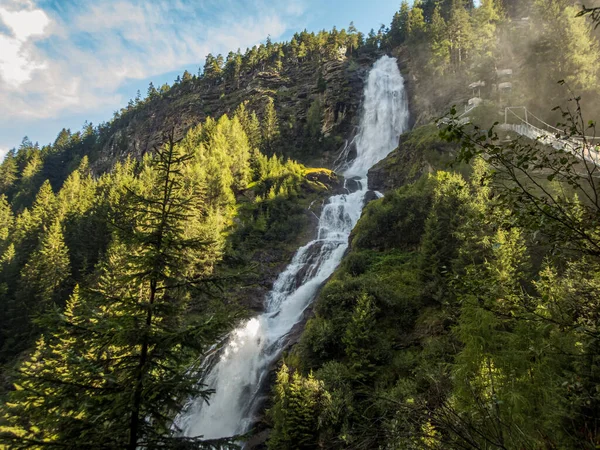 Otztal, Tyrol, Avusturya 'da Umhausen yakınlarındaki Ferrata üzerinden Stuibenfall' a tırmanmak
