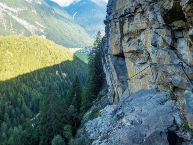 Otztal, Tyrol, Avusturya 'da Umhausen yakınlarındaki Ferrata üzerinden Stuibenfall' a tırmanmak