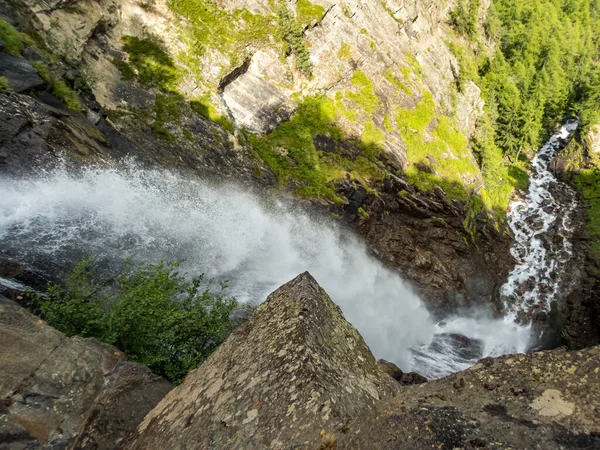 オーストリア チロル州オーバーレイ近くのフェラタ経由でレナー滝に登る — ストック写真