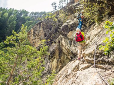 Otztal, Tyrol, Avusturya 'da Oberried yakınlarındaki Ferrata üzerinden Lehner Şelalesine tırmanmak