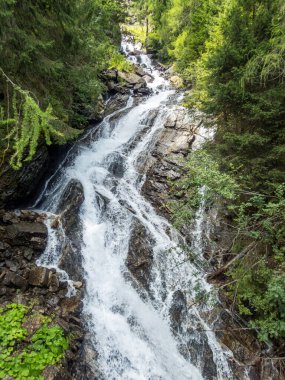 Otztal, Tyrol, Avusturya 'da Oberried yakınlarındaki Ferrata üzerinden Lehner Şelalesine tırmanmak