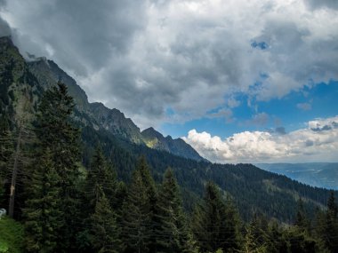 Partschins, South Tyrol, İtalya yakınlarındaki Texelgruppe doğa parkındaki Meraner arazisindeki Sponser göllerine yürüyüş