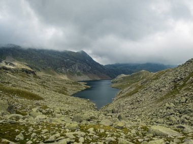 Partschins, South Tyrol, İtalya yakınlarındaki Texelgruppe doğa parkındaki Meraner arazisindeki Sponser göllerine yürüyüş