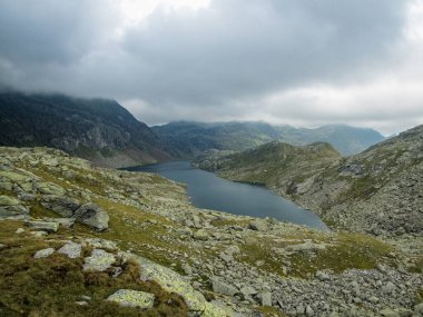 Partschins, South Tyrol, İtalya yakınlarındaki Texelgruppe doğa parkındaki Meraner arazisindeki Sponser göllerine yürüyüş
