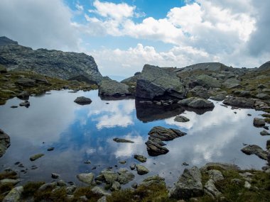 Partschins, South Tyrol, İtalya yakınlarındaki Texelgruppe doğa parkındaki Meraner arazisindeki Sponser göllerine yürüyüş