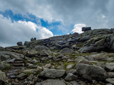 Partschins, South Tyrol, İtalya yakınlarındaki Texelgruppe doğa parkındaki Meraner arazisindeki Sponser göllerine yürüyüş
