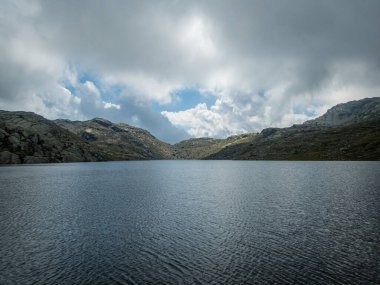 Partschins, South Tyrol, İtalya yakınlarındaki Texelgruppe doğa parkındaki Meraner arazisindeki Sponser göllerine yürüyüş