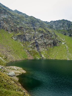 Partschins, South Tyrol, İtalya yakınlarındaki Texelgruppe doğa parkındaki Meraner arazisindeki Sponser göllerine yürüyüş