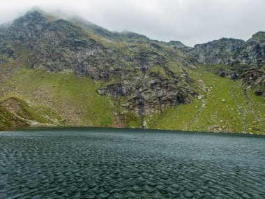 Partschins, South Tyrol, İtalya yakınlarındaki Texelgruppe doğa parkındaki Meraner arazisindeki Sponser göllerine yürüyüş