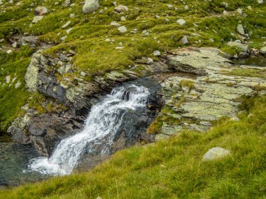 Partschins, South Tyrol, İtalya yakınlarındaki Texelgruppe doğa parkındaki Meraner arazisindeki Sponser göllerine yürüyüş