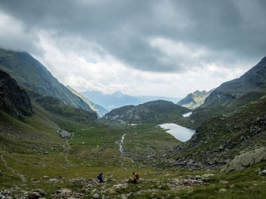Partschins, South Tyrol, İtalya yakınlarındaki Texelgruppe doğa parkındaki Meraner arazisindeki Sponser göllerine yürüyüş