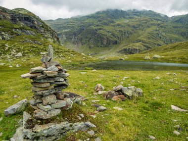 Partschins, South Tyrol, İtalya yakınlarındaki Texelgruppe doğa parkındaki Meraner arazisindeki Sponser göllerine yürüyüş