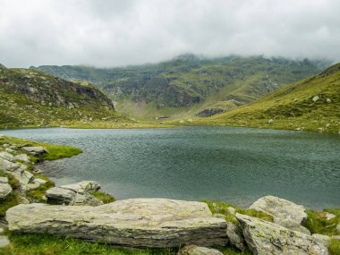 Partschins, South Tyrol, İtalya yakınlarındaki Texelgruppe doğa parkındaki Meraner arazisindeki Sponser göllerine yürüyüş