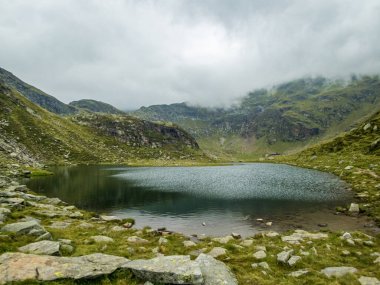 Partschins, South Tyrol, İtalya yakınlarındaki Texelgruppe doğa parkındaki Meraner arazisindeki Sponser göllerine yürüyüş